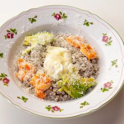 Зеленая гречка с яйцом пашот и креветкамив Centrale bistro по цене 770 ₽