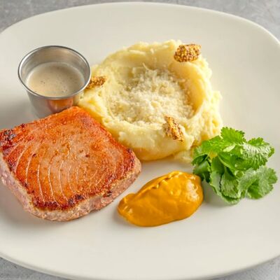 Стейк из тунца с пюрев Мидийное место по цене 1190 ₽