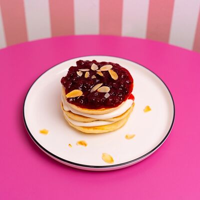 Воздушные блинчики со сметаной и вареньем в Муза по цене 290 ₽