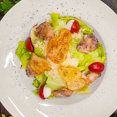 Салат Цезарь с курицей в Lounge-Café Marrakech по цене 320 ₽