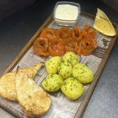 Форель слабосоленая с молодым картофелемв Лось Лосось по цене 990 ₽