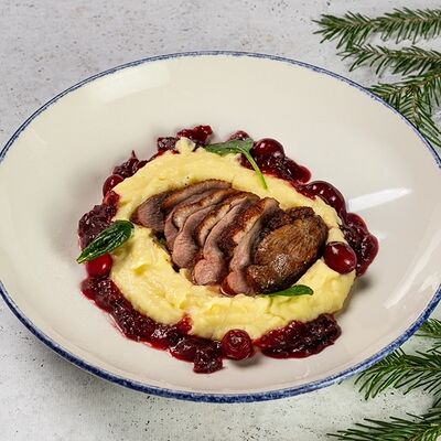 Утиная грудка с картофельным пюре, шпинатом, в клюквенном соусе в Чайка по цене 930 ₽