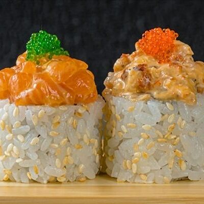 Ролл из лосося, копченого угря с тигровыми креветками в Yellowfin by Bluefin по цене 870 ₽