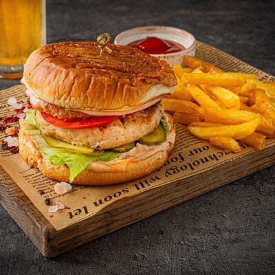 Бургер с куриной котлетой в Поляна по цене 710 ₽