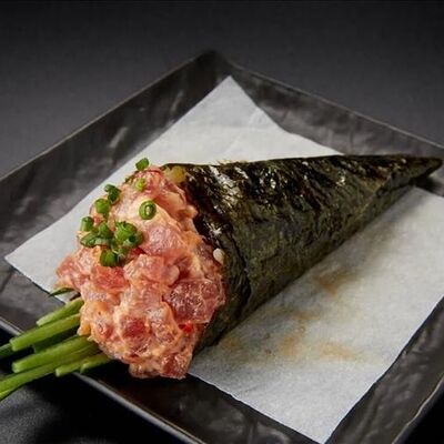 Темаки с острым тунцом в Buba Sushi по цене 1060 ₽