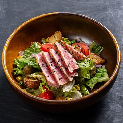 Свежий салат с тунцом на гриле в Гриль-бар Балкон по цене 869 ₽