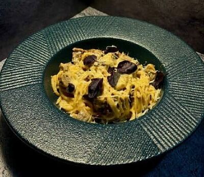 Спагетти с говяжьей вырезкой, грибами и томатами конфи в Kaif Lounge по цене 750 ₽