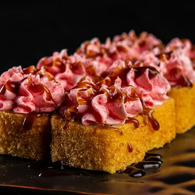 Темпура краб с лососем под соусом лава в Sushi7 по цене 793 ₽