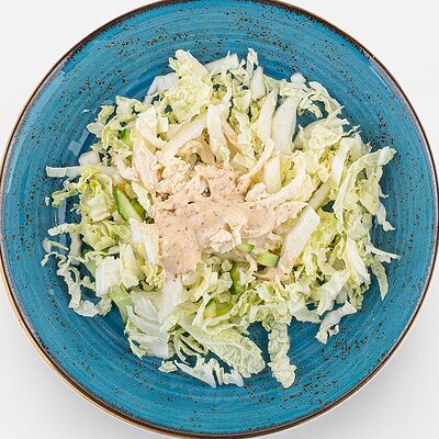 Салат с курицей и кунжутным соусом в Вилка Ложка по цене 173 ₽