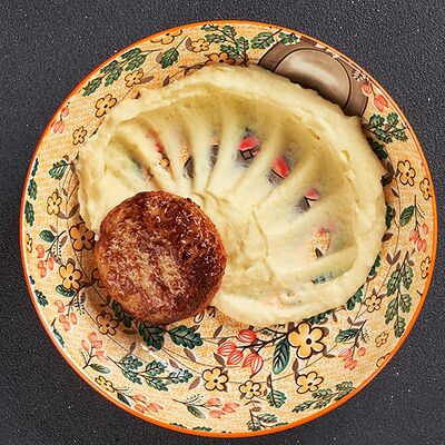 Куриный биточек с картофельным пюре в Lafa Lounge по цене 360 ₽