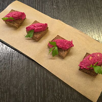 Мини брускетты со свекольным салатом и чесноком в Траттория Semplice по цене 280 ₽