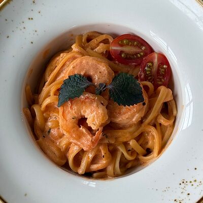 Паста с креветками в томатном соусев Андриана по цене 720 ₽