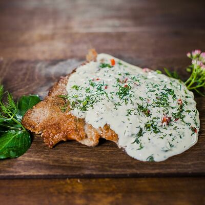 Свиная отбивная под чесночным соусом в Толстый Goose по цене 420 ₽