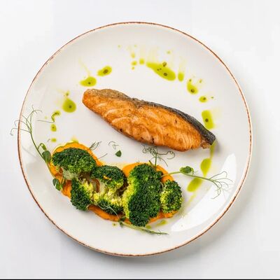 Стейк лосося с брокколи в Миндаль по цене 1908 ₽