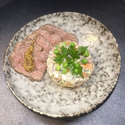 Оливье с ростбифомв Лось Лосось по цене 980 ₽