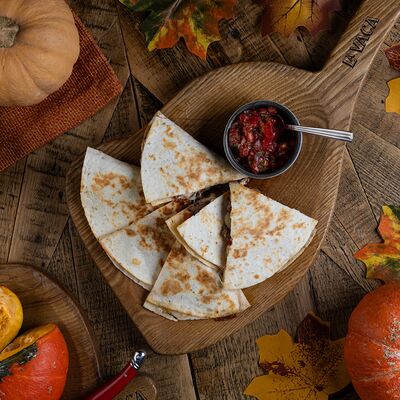 Кесадилья с чоризо в La Vaca по цене 620 ₽