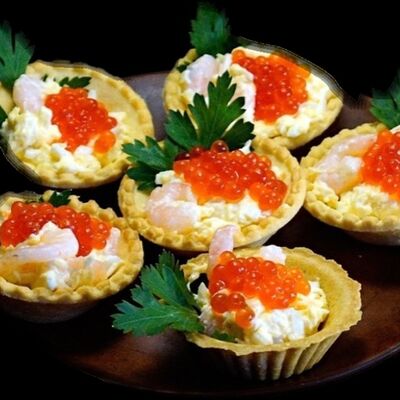 Креветки с красной икрой и соусом крем-чиз в Луна по цене 660 ₽