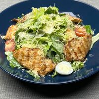 Салат Цезарь с курицейв Teppanyaki