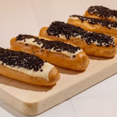 Набор эклеров с масляно-ванильным кремом в Пекарня Буханка по цене 479 ₽