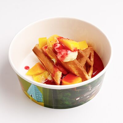 Сладкая вафля с манго и малинойв Coffee Machine по цене 600 ₽