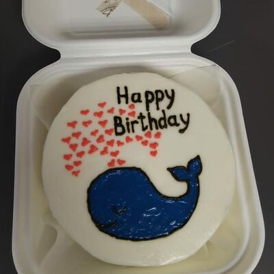 Бенто-торт с дизайном Кит в Daris по цене 1400 ₽