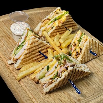 Сэндвич-клаб с курицей в Шаурма 24/7 по цене 475 ₽