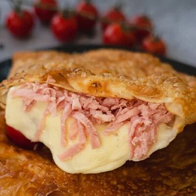 Чебурек с сыром и ветчиной в Чебуреки на Чайковского по цене 280 ₽