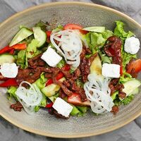 Салат с фермерской телятиной, овощами и рассольным сыром в Four
