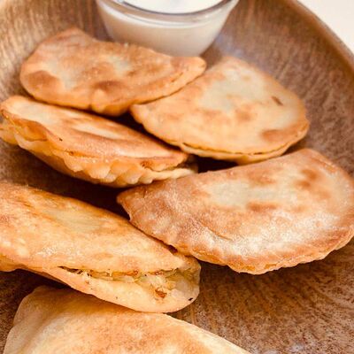 Пирожки с капустой, зеленым луком, яйцом и сметаной в Маркс по цене 435 ₽