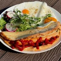 Глазунья с куриной сосискойв Albert coffee