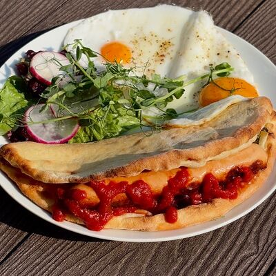 Глазунья с куриной сосискойв Albert coffee по цене 440 ₽