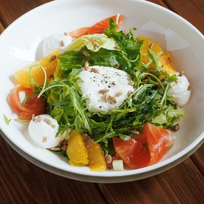 Салат с лососем и страчателлой в Первый сырный бар Friends по цене 680 ₽