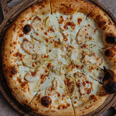 Пицца с куриной грудкой и грушей в Акапулько по цене 750 ₽