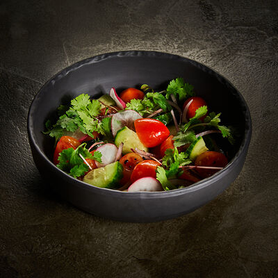 Салат из свежих овощей с зеленью в Корчма по цене 330