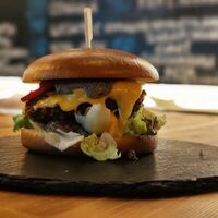 Бургер с курицей в IPA beer cafe