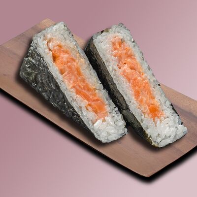 Онигири с лососем в НАШИ СУШИ по цене 320 ₽