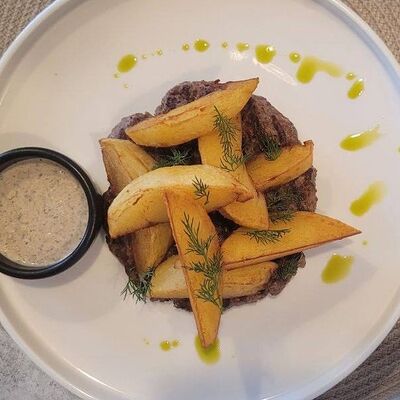 Бифштекс из дичи с картофельными дольками в Чкалов. Северная кухня по цене 690 ₽