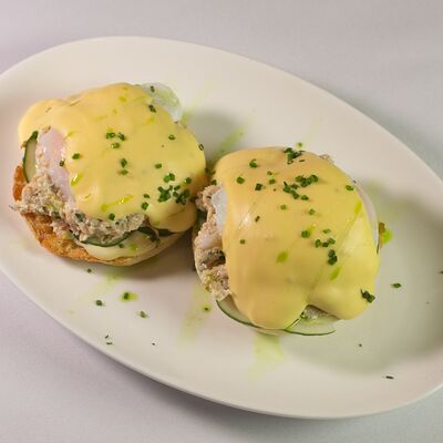 Бенедикт с риетом из лосося в APOLLO по цене 790 ₽