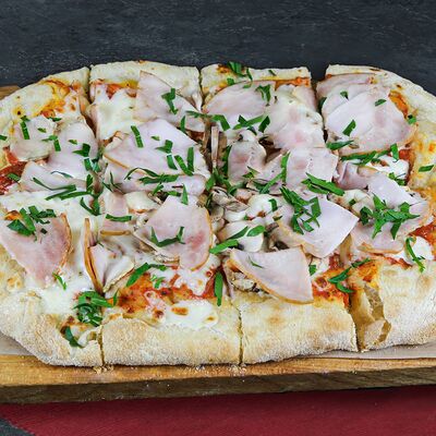 Пицца с ветчиной в Четыре сыра итальянская кухня по цене 680 ₽