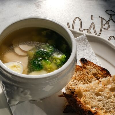 Детский куриный суп в Bisou Bisou Bistro по цене 250 ₽