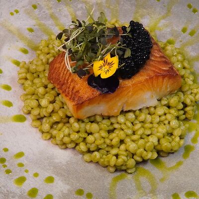 Стейк палтуса с пастой птитим в Игристо по цене 1200 ₽