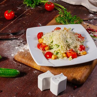 Салат Цезарь с семгой в Кристалл палас по цене 620