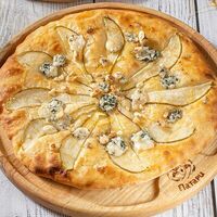 Хачапури с грушей и горгонзоллой в Патари