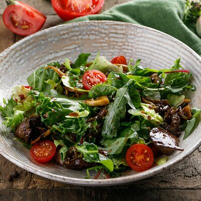 Салат с куриной печенью и грибами в Пряности & Радости на Васильевском по цене 590