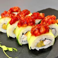 Ролл с магаданской креветкой и клубникой в Пирс 23