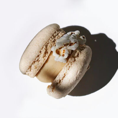 Макарон Попкорн-карамель Mini в Angel Cakes по цене 390 ₽