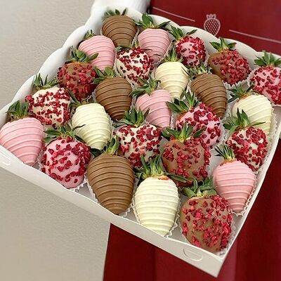Клубника в шоколаде в наборе Сладкий Сон в Chocoboom по цене 5318 ₽