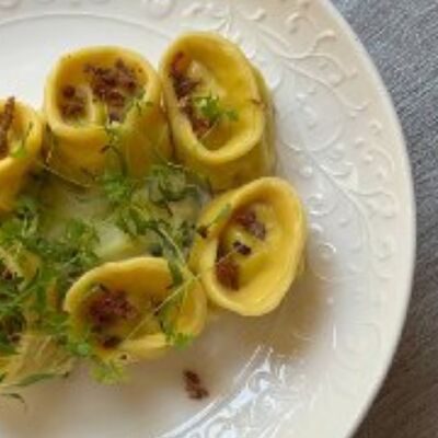 Ярушки с 3-мя видами мяса с горчичным соусом и хрустящим беконом в Багет, паштет и желтый плед по цене 715 ₽