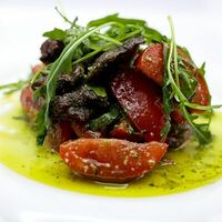 Теплый салат из спелых томатов, телятины и соуса песто в Собрание