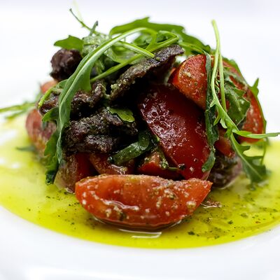 Теплый салат из спелых томатов, телятины и соуса песто в Собрание по цене 855 ₽